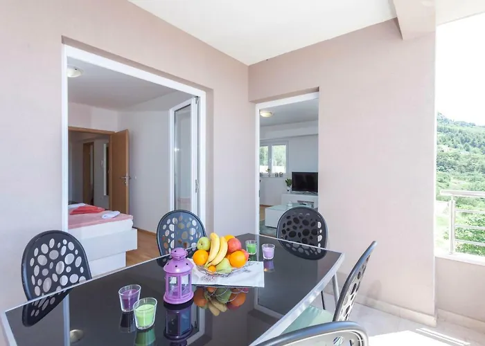 Apartment Dora *
