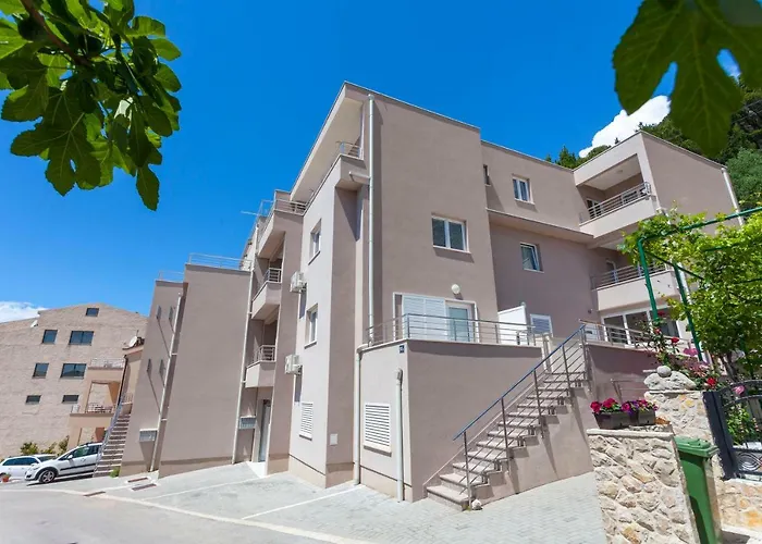 Apartment Dora *