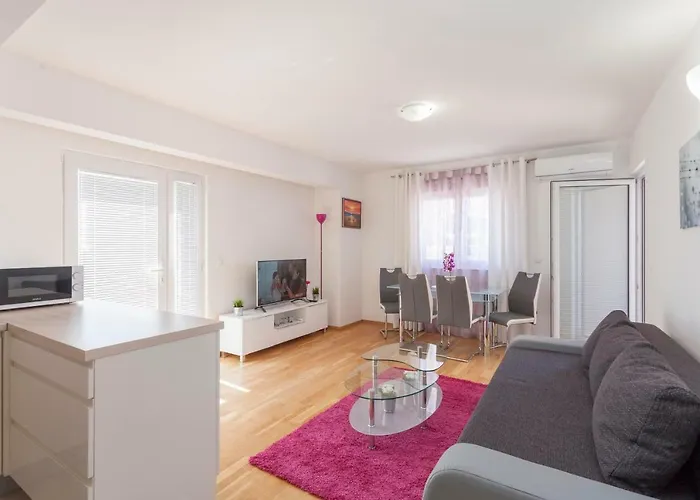 Dora Apartment *