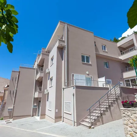 Apartman Dora *